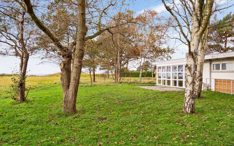 Thara - 100M from the Sea: Zona Residenziale, Arbusto, Casa, Casa, Giardino, Estate, Shade, Landscaping, Prato