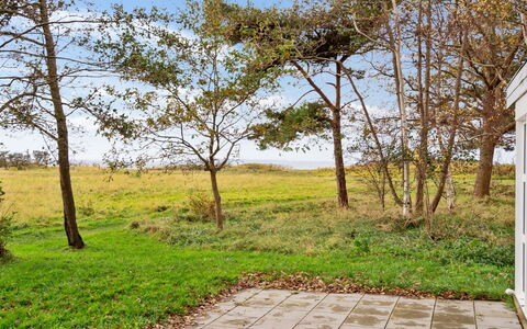 Thara - 100M from the Sea: Zona Residenziale, Arbusto, Casa, Casa, Giardino, Estate, Shade, Landscaping, Prato
