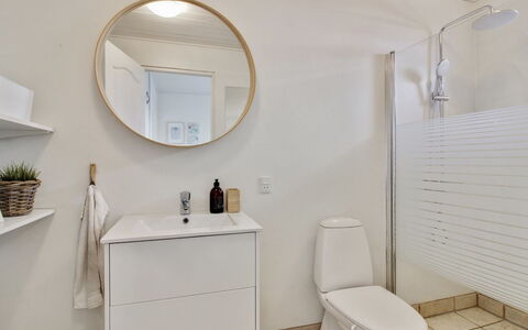 Thorgny - 900M from the Sea: Soffitto, Pavimentazione, Interior Design, Pavimento, Materiale Composito, Mobilia, Ricorrere, Hotel, Design, Illuminazione Diurna