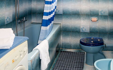 Ariana: Lavanderia, Proprietà, Blu, Lavatrice, Asciugatrice, Interior Design, Viola, Bagno, Illuminazione, Architettura