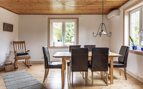 Älmegården: Mobilia, Finestra, Tavolo, Costruzione, Sedia, Legna, Interior Design, Pavimento, Pavimentazione, Color Legno