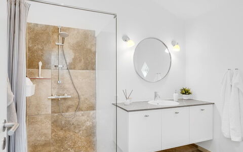Malomir - 500M from the Sea: Pavimentazione, Interior Design, Idraulico Fixture, Pavimento, Bagno, Mobiletto Del Bagno, Soffitto, Idraulico, Lampada, Lavello