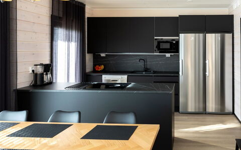 Saanan Helmi: Mobilia, Interior Design, Cucina, Pavimentazione, Legna, Pavimento, Controsoffitto, Elettrodomestico Da Cucina, Lampada, Sedia