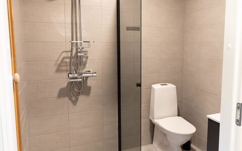 Saanan Helmi: Toilet Seat, Gabinetto, Bagno, Pavimentazione, Idraulico Fixture, Parete, Pavimento, Interior Design, Idraulico, Piastrella