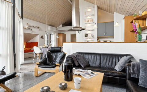 Thrugels - 600M from the Sea: Soffitto, Pavimentazione, Interior Design, Pavimento, Materiale Composito, Mobilia, Ricorrere, Hotel, Design, Illuminazione Diurna