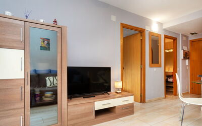 Cordoba 309.1: Mobilia, Proprietà, Costruzione, Legna, Interior Design, Arancia, Illuminazione, Soggiorno, Cabinetry, Pavimentazione