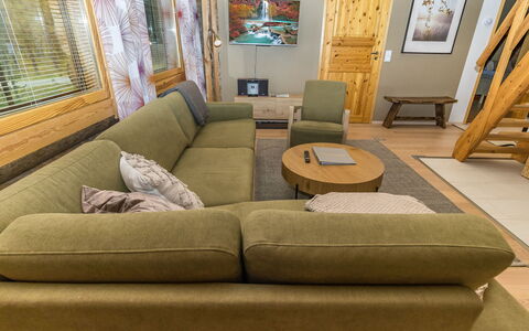 Nilikuru C 6: Mobilia, Legna, Pavimentazione, Pavimento, Interior Design, Divano, Casa, Soggiorno, Camera