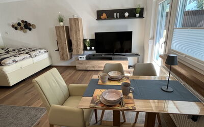 Am Birkenhain 101.2: Tavolo, Divano, Mobilia, Cornice, Costruzione, Soggiorno, Divano Letto, Legna, Finestra, Interior Design