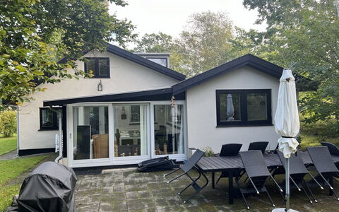 Kirsi - 200M from the Sea: Tetto, Casa, Porta, Villetta, Shade, Raccordo, Cortile, Estate, Backyard