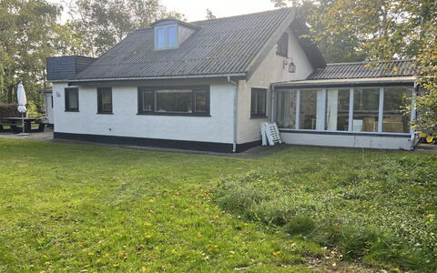 Kirsi - 200M from the Sea: Tetto, Casa, Porta, Villetta, Shade, Raccordo, Cortile, Estate, Backyard