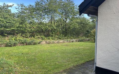 Kirsi - 200M from the Sea: Tetto, Casa, Porta, Villetta, Shade, Raccordo, Cortile, Estate, Backyard
