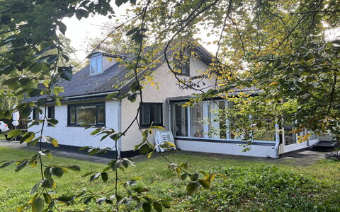 Kirsi - 200M from the Sea: Tetto, Casa, Porta, Villetta, Shade, Raccordo, Cortile, Estate, Backyard