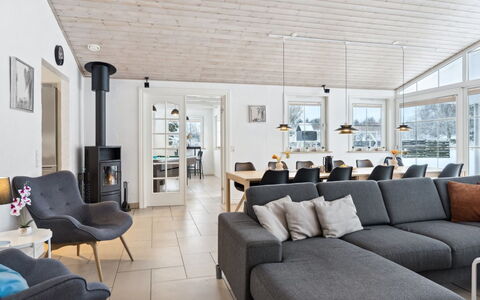 Erene - 850M from the Sea: Soffitto, Pavimentazione, Interior Design, Pavimento, Materiale Composito, Mobilia, Ricorrere, Hotel, Design, Illuminazione Diurna