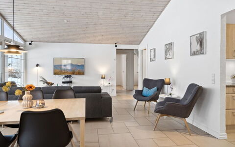 Erene - 850M from the Sea: Soffitto, Pavimentazione, Interior Design, Pavimento, Materiale Composito, Mobilia, Ricorrere, Hotel, Design, Illuminazione Diurna