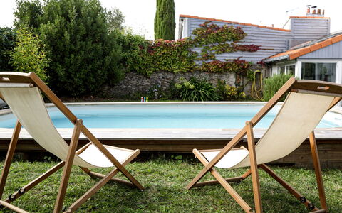 Le Bain du Papillon: Cielo, Costruzione, Proprietà, Tavolo, Mobilia, Nube, Montagna, Interior Design, Mobili Da Esterno, Legna