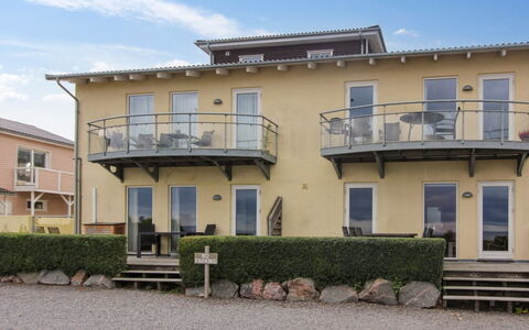 Caisa - 75M from the Sea: Mobilia, Interior Design, Sedia, Pavimentazione, Tavolo, Ricorrere, Pavimento, Soffitto, Camera, Eco Hotel
