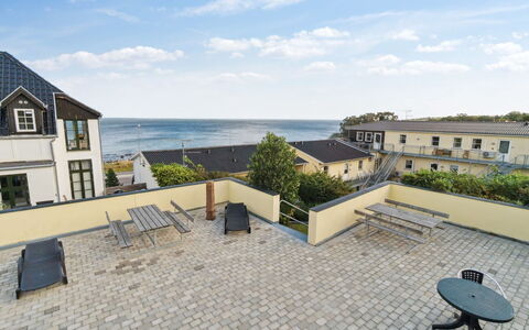 Caisa - 75M from the Sea: Mobilia, Interior Design, Sedia, Pavimentazione, Tavolo, Ricorrere, Pavimento, Soffitto, Camera, Eco Hotel