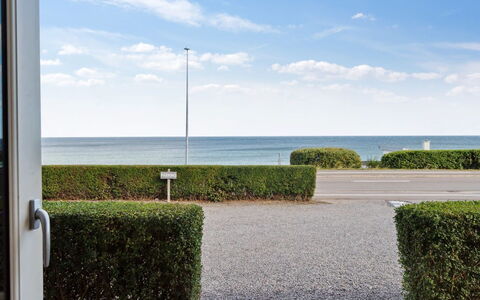 Caisa - 75M from the Sea: Mobilia, Interior Design, Sedia, Pavimentazione, Tavolo, Ricorrere, Pavimento, Soffitto, Camera, Eco Hotel