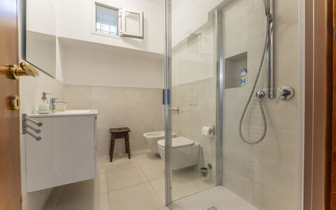 A Un Minuto Dal Mare - Bogliasco, Liguria: Idraulico Fixture, Soffione Doccia, Costruzione, Doccia Porta, Doccia, Pannello Doccia, Bagno, Doccia Bar, Porta