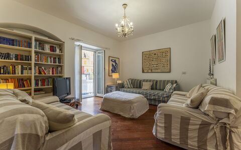 A Un Minuto Dal Mare - Bogliasco, Liguria: Mobilia, Cornice, Proprietà, Mensola, Legna, Costruzione, Interior Design, Comfort, Illuminazione, Libreria