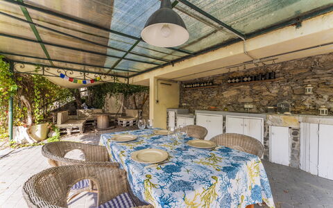 A Un Minuto Dal Mare - Bogliasco, Liguria: Tavolo, Mobilia, Proprietà, Pianta, Sedia, Illuminazione, Interior Design, Tovaglia, Albero, Immobiliare