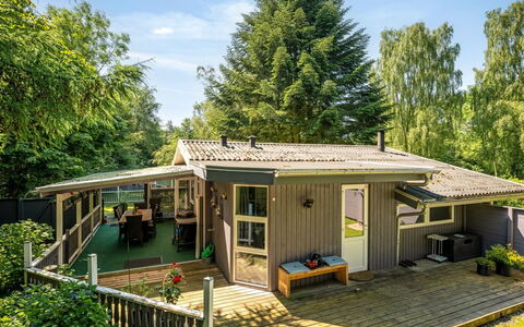 Meo - 30Km from the Sea: Tetto, Casa, Casa, Villetta, Porta, Raccordo, Deck, Portico, Plank, Latifoglie