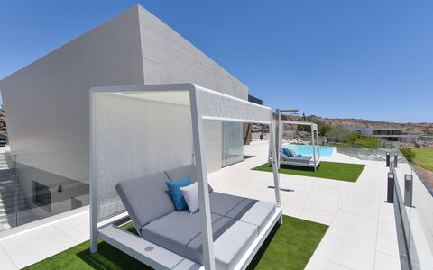 San Bartolomé de Tirajana 1001: Acqua, Cielo, Piscina, Albero, Azzurro, Mobili Da Esterno, Lettino, Tempo Libero, Shade, Arecales