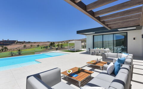San Bartolomé de Tirajana 1001: Acqua, Cielo, Piscina, Albero, Azzurro, Mobili Da Esterno, Lettino, Tempo Libero, Shade, Arecales