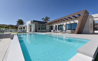San Bartolomé de Tirajana 1001: Acqua, Cielo, Piscina, Albero, Azzurro, Mobili Da Esterno, Lettino, Tempo Libero, Shade, Arecales