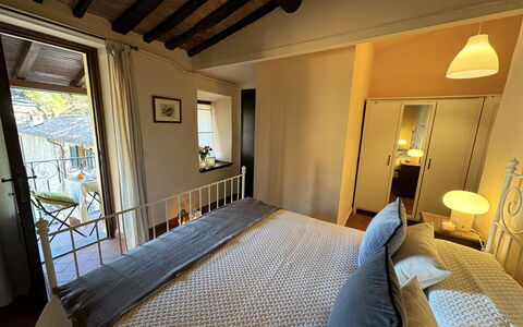 Casa Toto: Letto, Mobilia, Camera Da Letto, Interior Design, Pavimento, Lenzuolo, Bedding, Legna, Pavimentazione, Camera