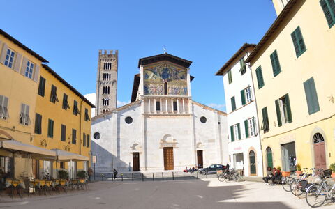 Casa Toto: Cittadina, Città, Costruzione, Architettura, La Piazza Cittadina, Punto Di Riferimento, Insediamento Umano, Quartiere, Spazio Pubblico, Facciata