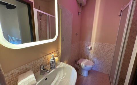 Casa Toto: Parete, Pavimento, Interior Design, Pavimentazione, Idraulico Fixture, Bagno, Idraulico, Camera, Lavandino Del Bagno, Rubinetto