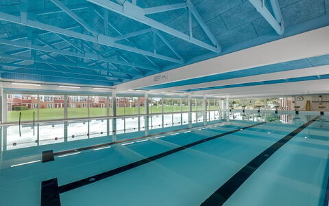 Alvy - 100M to the Fjord: Soffitto, Pavimentazione, Interior Design, Pavimento, Materiale Composito, Mobilia, Ricorrere, Hotel, Design, Illuminazione Diurna