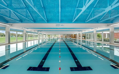 Alvy - 100M to the Fjord: Soffitto, Pavimentazione, Interior Design, Pavimento, Materiale Composito, Mobilia, Ricorrere, Hotel, Design, Illuminazione Diurna
