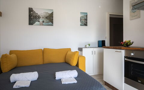 Beau Séjour 15: Mobilia, Proprietà, Cabinetry, Comfort, Cornice, Illuminazione, Interior Design, Costruzione, Pavimento, Pavimentazione