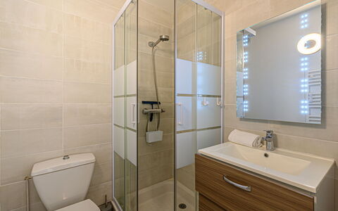 Salicornia: Specchio, Mobiletto Del Bagno, Proprietà, Rubinetto, Cabinetry, Idraulico Fixture, Lavello, Bagno, Viola, Costruzione