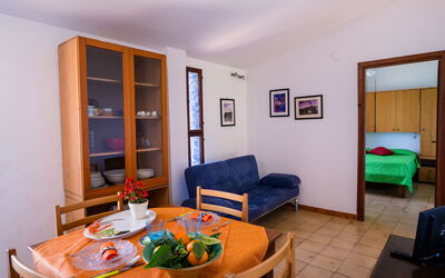 Stelle 165.2: Tavolo, Mobilia, Costruzione, Cornice, Comfort, Divano, Azzurro, Legna, Arancia, Soggiorno