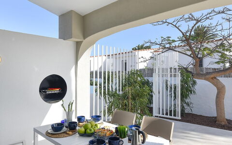 Velsuites 4: Tavolo, Mobilia, Pianta, Costruzione, Pianta Della Casa, Azzurro, Tavola, Interior Design, Shade, Vaso Di Fiori