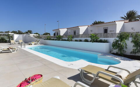 Velsuites 4: Cielo, Proprietà, Pianta, Acqua, Piscina, Costruzione, Mobili Da Esterno, Shade, Albero, Lettino