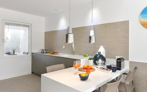 Velsuites 4: Tavolo, Mobilia, Cabinetry, Tavola, Arancia, Illuminazione, Interior Design, Cucina, Costruzione, Legna
