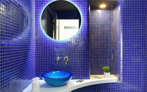 Velsuites 4: Specchio, Proprietà, Rubinetto, Idraulico Fixture, Blu, Viola, Lavello, Luce, Azzurro, Bagno