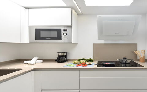 Playa Flor: Cabinetry, Bianca, Controsoffitto, Cucina Stufa, Interior Design, Legna, Lavandino Della Cucina, Cucina, Pavimento