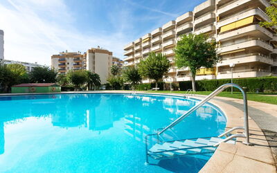 Salou 303: Acqua, Cielo, Costruzione, Pianta, Giorno, Proprietà, Nube, Piscina, Blu, Azzurro