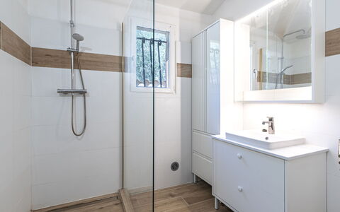 Villa Romana: Pavimentazione, Interior Design, Pavimento, Idraulico Fixture, Bagno, Mobiletto Del Bagno, Soffitto, Idraulico, Cabinetry, Piastrella