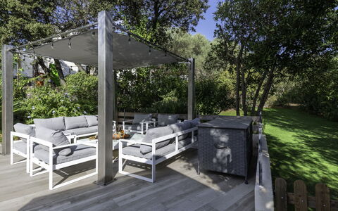 Villa Romana: Acqua, Cielo, Nube, Proprietà, Piscina, Località Balneare, Azzurro, Blu, Costruzione, Mobili Da Esterno