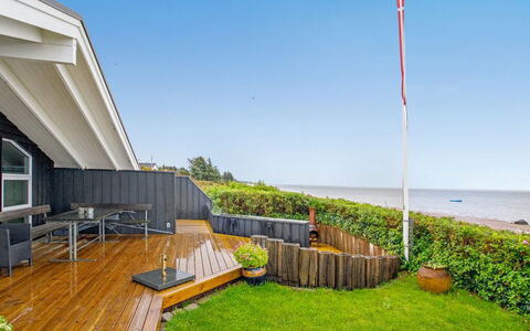 Holmwith - 50M from the Sea: Soffitto, Pavimentazione, Interior Design, Pavimento, Materiale Composito, Mobilia, Ricorrere, Hotel, Design, Illuminazione Diurna