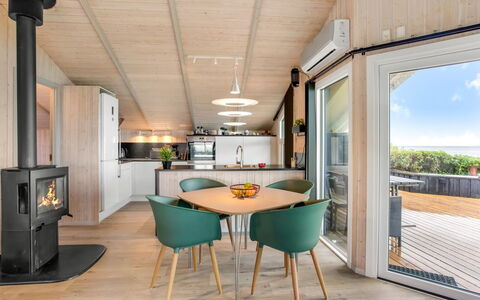 Holmwith - 50M from the Sea: Soffitto, Pavimentazione, Interior Design, Pavimento, Materiale Composito, Mobilia, Ricorrere, Hotel, Design, Illuminazione Diurna