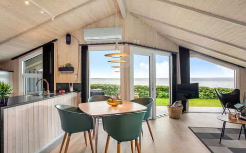 Holmwith - 50M from the Sea: Soffitto, Pavimentazione, Interior Design, Pavimento, Materiale Composito, Mobilia, Ricorrere, Hotel, Design, Illuminazione Diurna