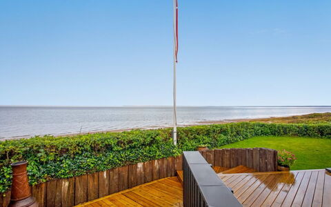 Holmwith - 50M from the Sea: Soffitto, Pavimentazione, Interior Design, Pavimento, Materiale Composito, Mobilia, Ricorrere, Hotel, Design, Illuminazione Diurna