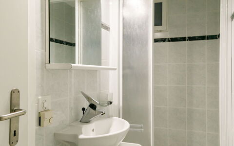 Lugaggia 50: Idraulico Fixture, Lavello, Rubinetto, Lavandino Del Bagno, Bagno, Nero, Specchio, Interior Design, Costruzione